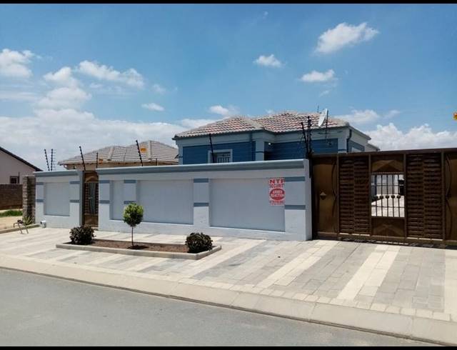 3 BEDROOM HOUSE FOR SALE IN LENASIA SOUTH
